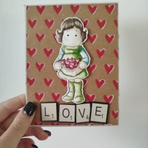 כרטיס ברכה "love" עם ילדה ולבבות